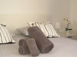 2 habitaciones, tabla de planchar con plancha, internet y ropa de cama
