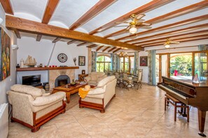 Una televisión, un reproductor de DVD, libros, un reproductor estéreo