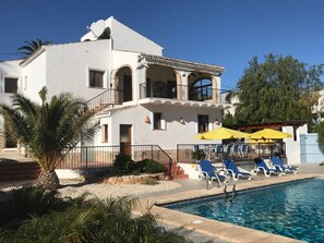 Una piscina al aire libre