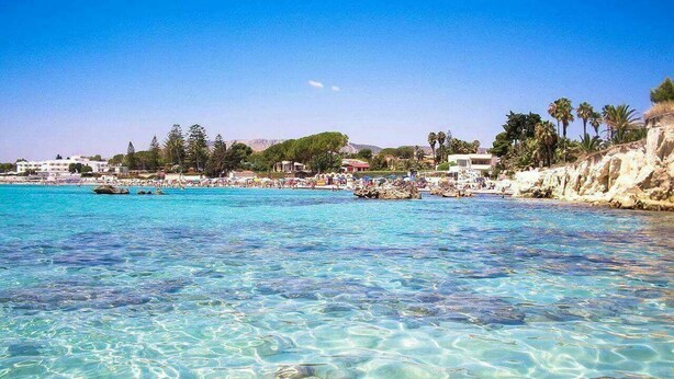A clear turquoise sea with visible rocks and a sandy beach. - Villa Rosa - Fontane Bianche - two independent apartments with pool by the sea (Fontane Bianche)