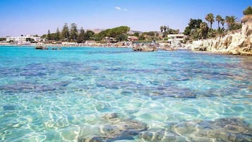 Una spiaggia nelle vicinanze, lettini da mare