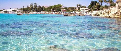 Una spiaggia nelle vicinanze, lettini da mare