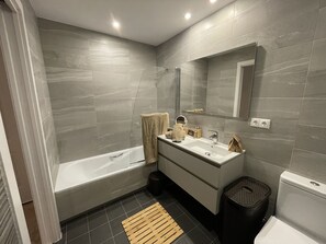 Combined shower/bathtub, hair dryer, towels, soap - Comfortable in Elviria (Marbella)