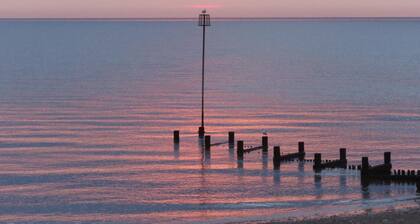 Cedar Lodge, Cedar Springs, Heacham. Only 5 Minutes Walk to the Beach.