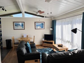 スマートテレビ、DVD プレーヤー、書庫