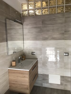 Doccia, asciugacapelli, bidet, asciugamani