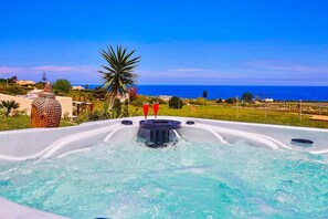 Outdoor spa tub