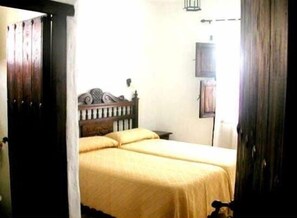 4 bedrooms, iron/ironing board, bed sheets - House of the mistress inside the sale with covered manchego patio. Pets allowed (Toboso (El))