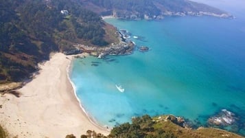 Una spiaggia nelle vicinanze