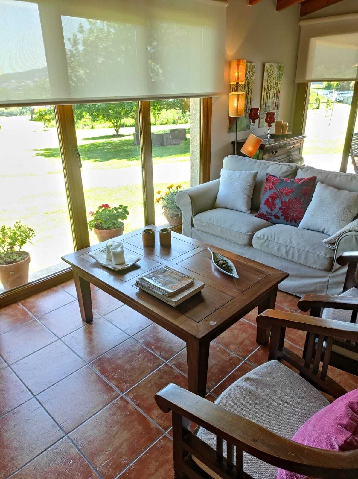 Een televisie, een open haard en boeken