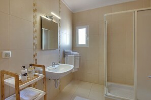 Duschwanne, Haartrockner, Bidet, Handtücher