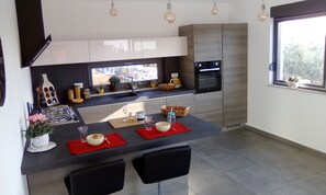 Kühlschrank, Mikrowelle, Ofen, Herdplatte