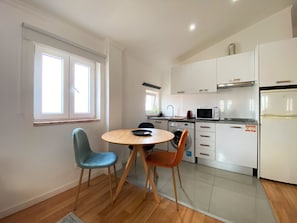 Fridge, microwave, stovetop, coffee/tea maker - Riverview Bright Studio @Graça. New Deco 2023! (Lisboa)