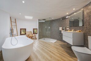 Bathtub, hair dryer, towels