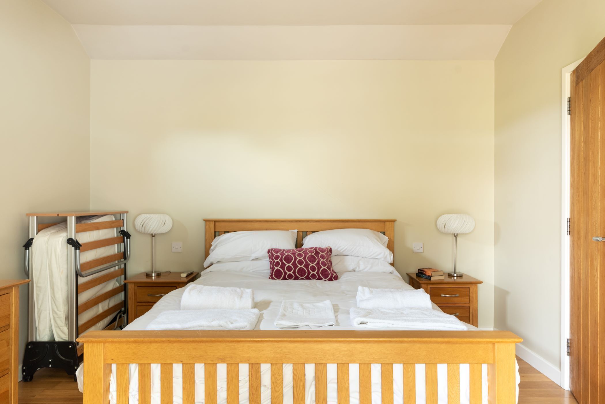 2 bedrooms, iron/ironing board, travel cot, Internet