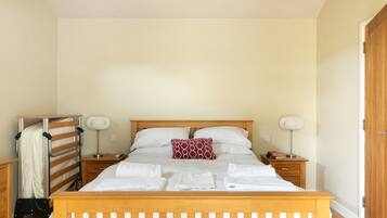 2 bedrooms, iron/ironing board, travel cot, Internet