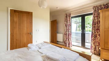 2 bedrooms, iron/ironing board, travel cot, Internet