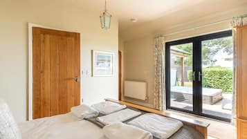 2 bedrooms, iron/ironing board, Internet, bed sheets