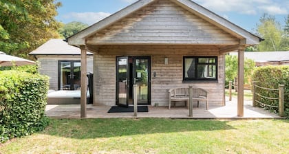 Meadow View lodge - Sleeps 4/5 with private hot tub