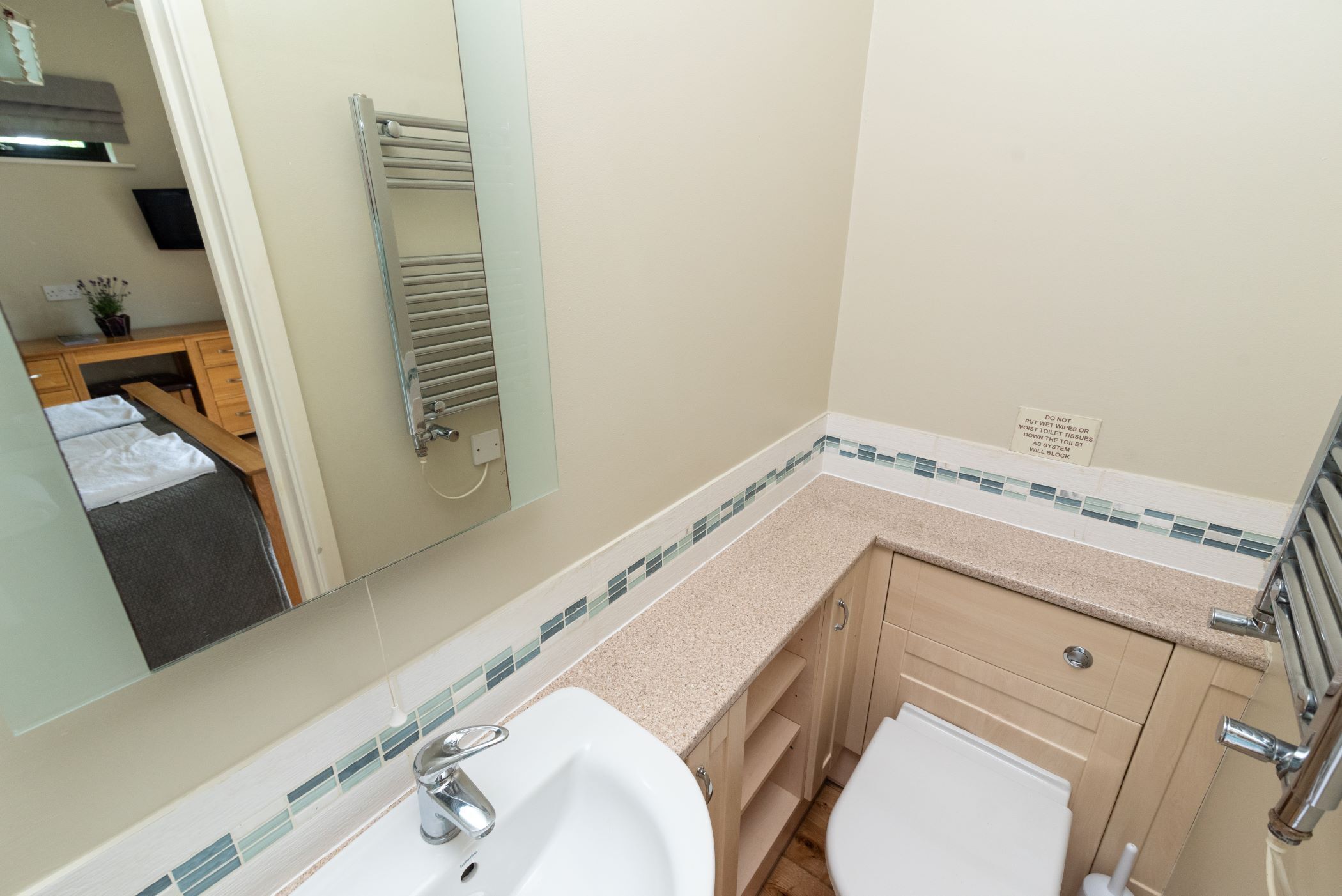 Combined shower/bathtub, hair dryer, towels
