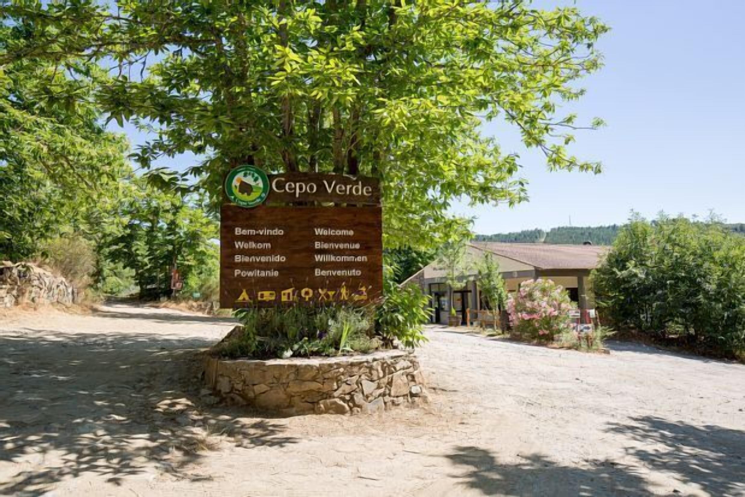 A sign with 'Ceppo Verde' and multiple language greetings.