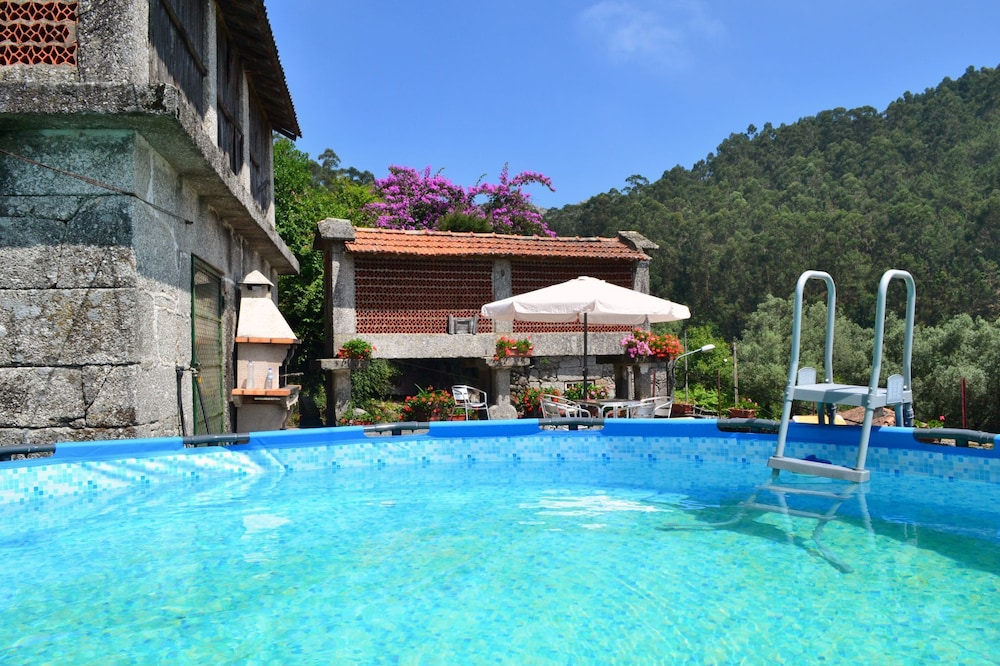 Holiday house with pool, beautiful views and close to Gerês!