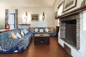 Fernseher, Kamin, Bücher