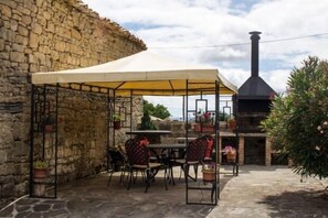 Outdoor dining - Rural house (full rental) Palacio de Lérruz for 10 people (Lizoáin)