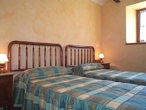 4 bedrooms, iron/ironing board, bed sheets - Rural house (full rental) Palacio de Lérruz for 10 people (Lizoáin)