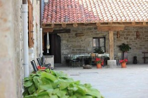 Outdoor dining - Rural house (full rental) Palacio de Lérruz for 10 people (Lizoáin)