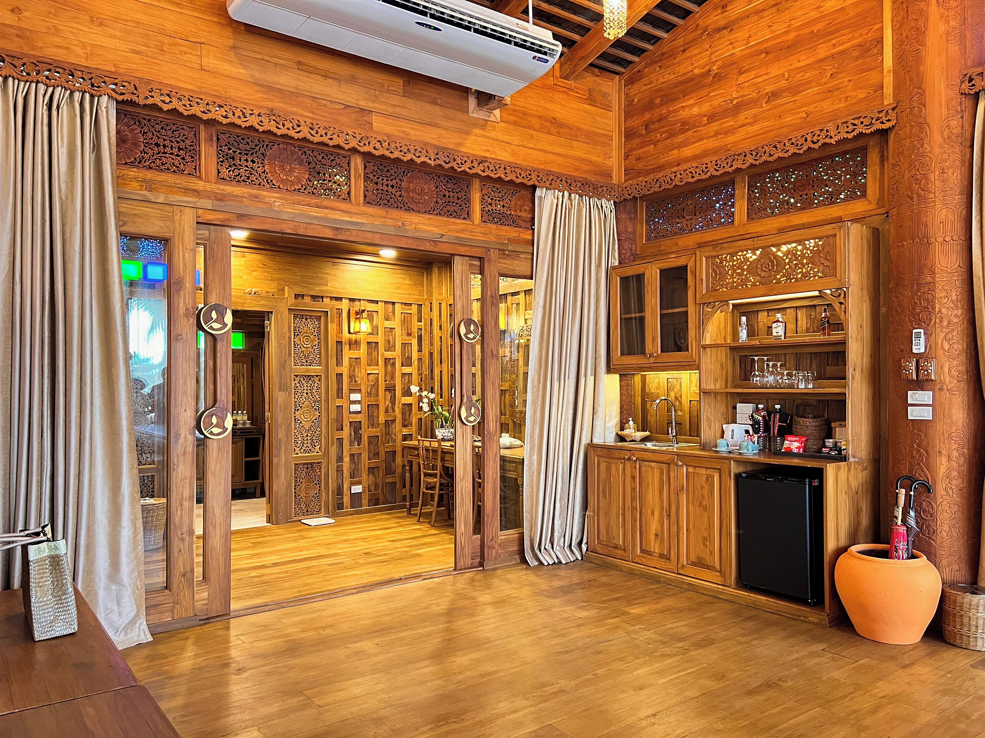 premium bedding, in-room safe, desk, free wifi