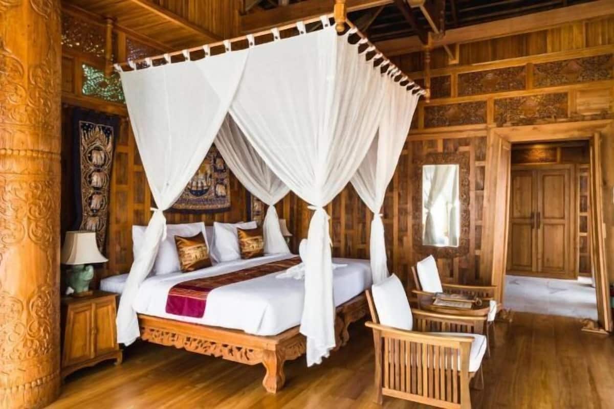 Premium bedding, in-room safe, desk, free WiFi