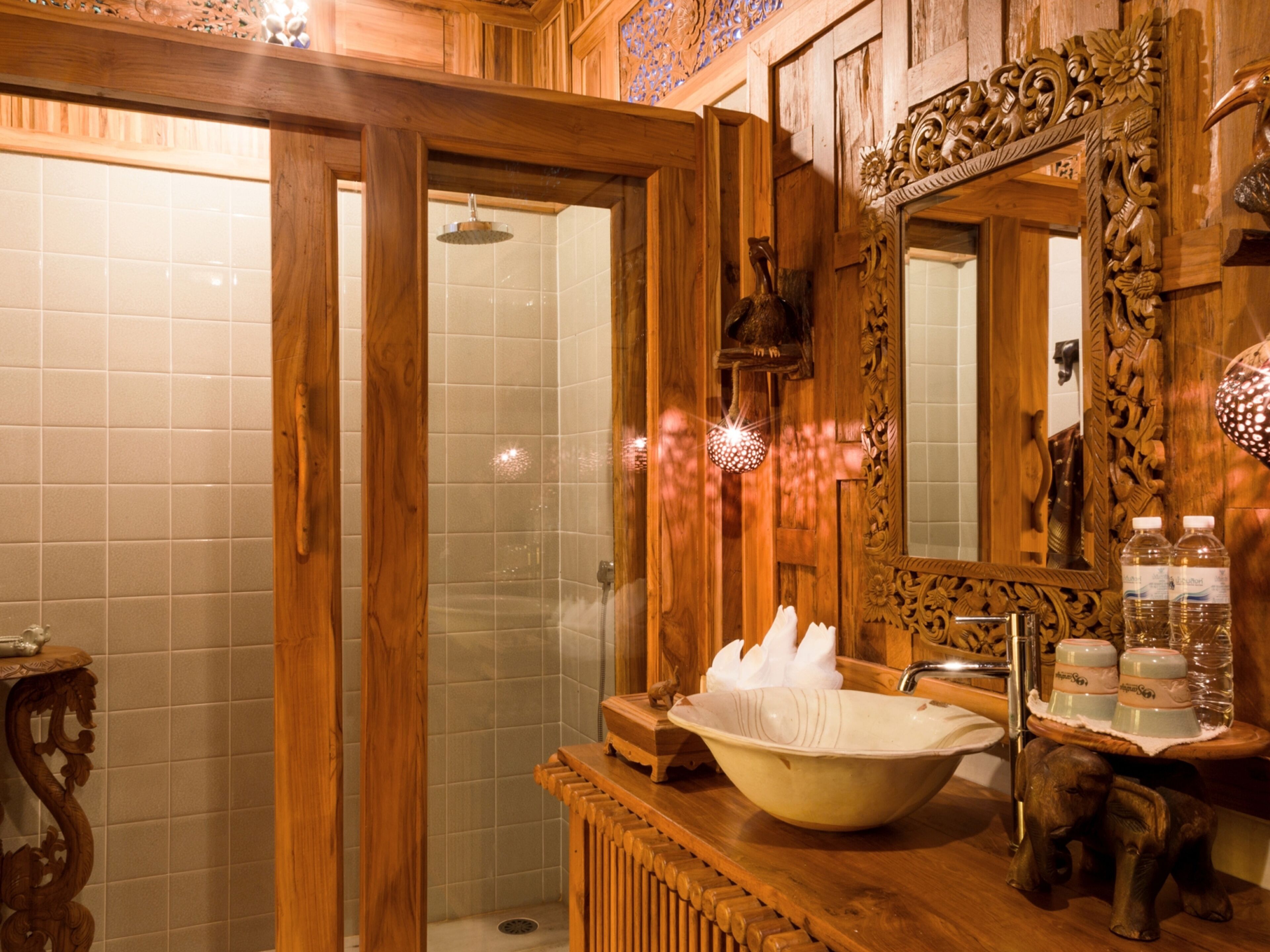 combined shower/bathtub, deep-soaking bathtub, free toiletries