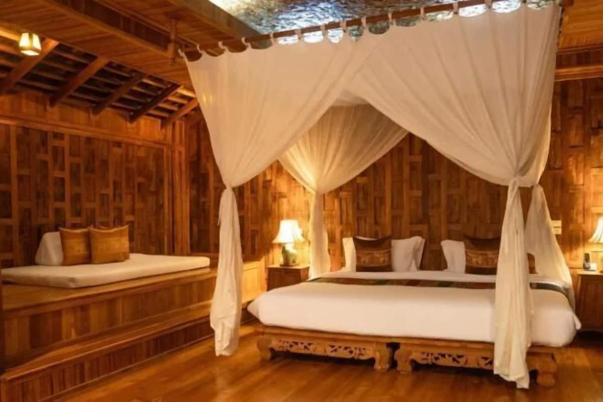 Premium bedding, in-room safe, desk, free WiFi