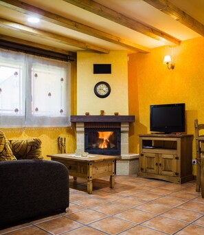 TV, fireplace, DVD player - Rural apartment L'Abiseu for 4 people (Villablino)