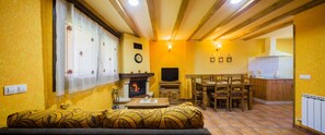 Una televisión, una chimenea, un reproductor de DVD