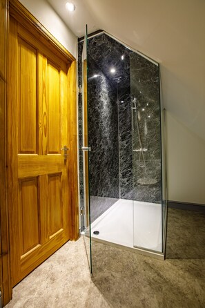 Combined shower/bathtub, hair dryer, towels, soap
