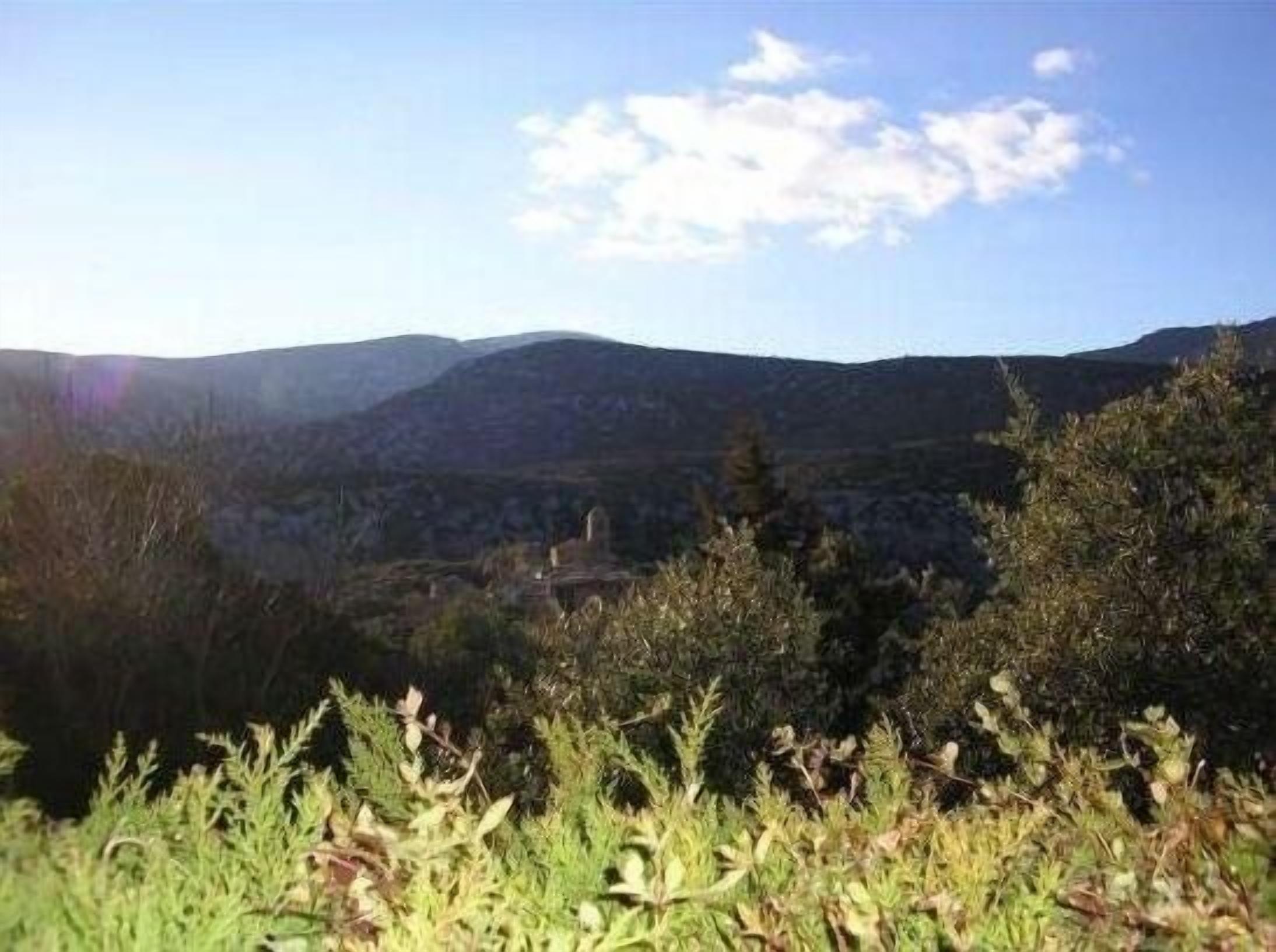 Un paisaje montañoso con cielo despejado.