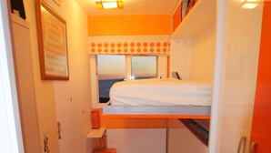 A compact room with a bunk bed, a small desk, and a window with a view. - Apartment facing the sea with pool and 2 bedrooms (Salou)