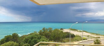 Apartment facing the sea with pool and 2 bedrooms