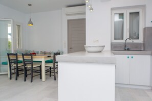 Kjøleskap, ovn, kokeplater og kaffetrakter/tekoker