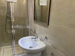 Combinazione doccia/vasca, asciugacapelli, asciugamani, sapone