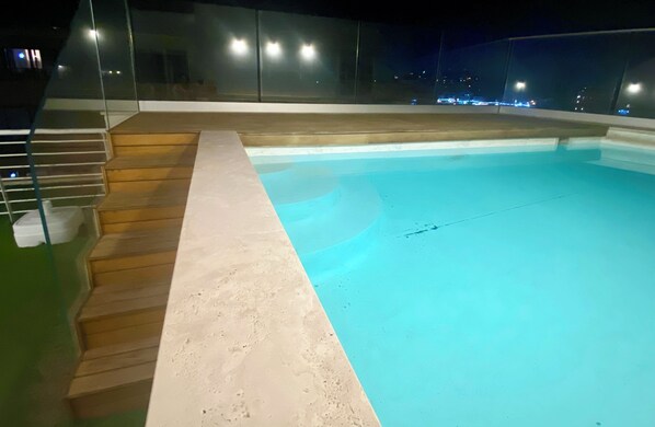 Piscina all'aperto, lettini