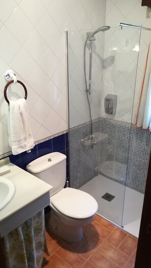 Shower, hair dryer, towels, soap - El Cueto apartments for 2 people (Cudillero)