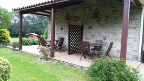 Outdoor dining - El Cueto apartments for 2 people (Cudillero)