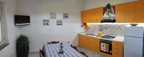 Kühlschrank, Ofen, Herdplatte, Wasserkocher mit Kaffee-/Teezubehör