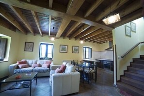 Télévision, cheminée, lecteur de DVD