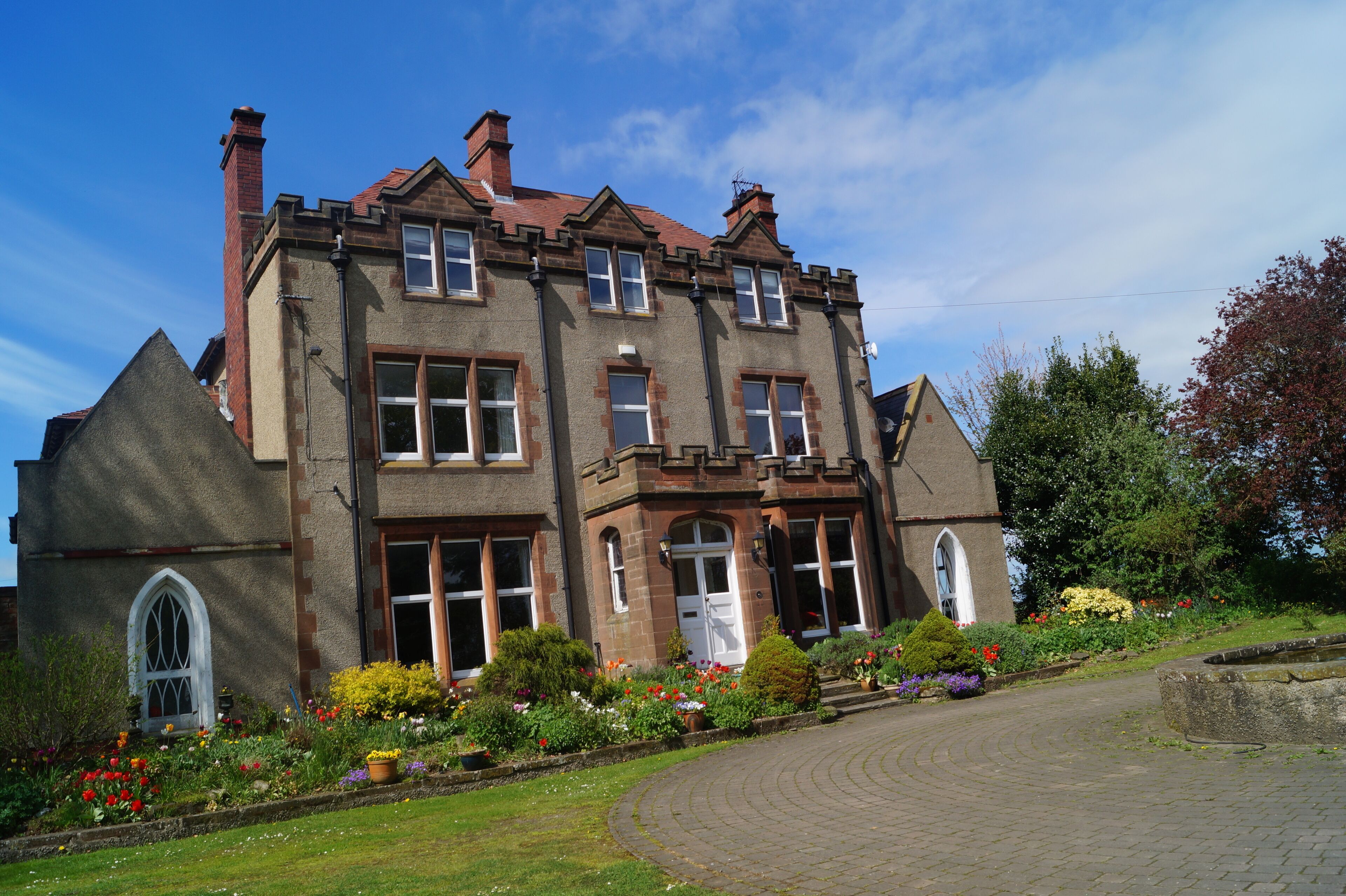 Fabulous 8 bedroom Edwardian country house set in 3 acres with own tennis court