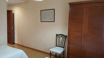 4 bedrooms, bed sheets