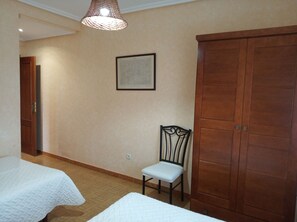 4 bedrooms, bed sheets